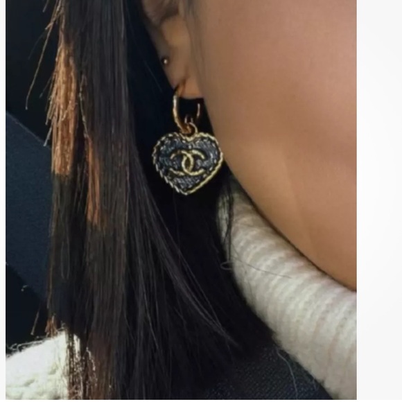 ❤️❤️host pick❤️❤️Chanel authentic 24p enamel heart earrings - Picture 7 of 7